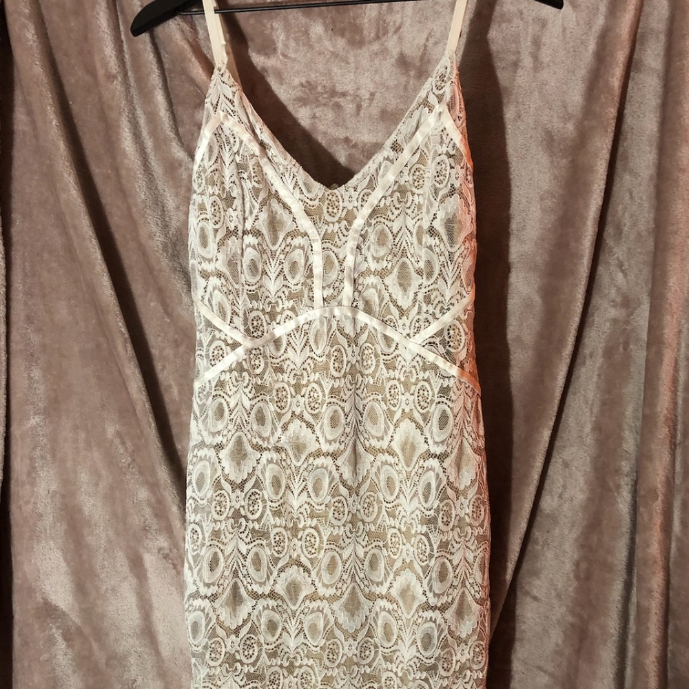 SOLD - GUESS Bodycon Lace Dress